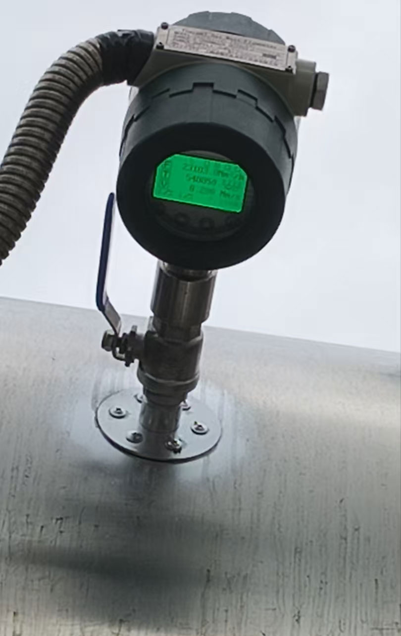 Insertion thermal mass flow meter on large NG pipeline